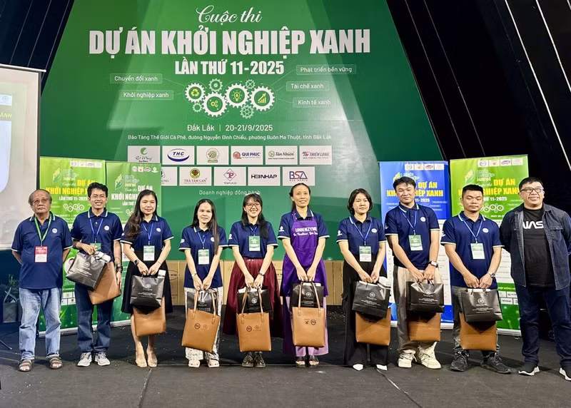 2025 그린 스타트업 프로젝트 경진대회 수상자들이 시상식에서 단체 사진을 촬영하고 있다. (사진: VOV)