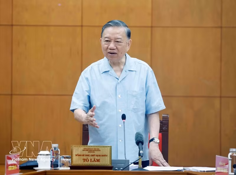 또 럼 당 서기장 겸 국가주석이 하노이에서 당 중앙위원회 정책전략위원회 및 관련 기관들과 함께 국가 발전 자원 평가를 위한 업무 회의에서 발언하고 있다. (사진: VNA)