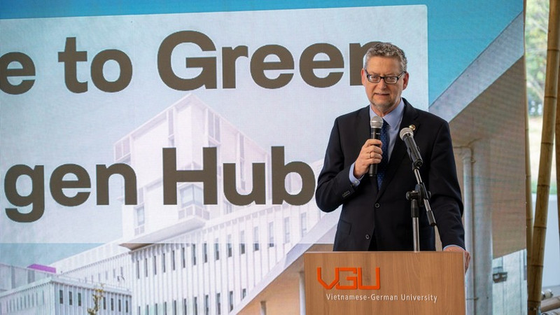 독일국제협력공사(GIZ) 토르스텐 셰퍼-귐벨(Torsten Schäfer-Gümbel) 대표가 베트남-독일대학교와의 실무 회의에서 발언하고 있다. (사진: VNA)