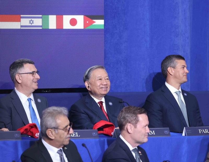 또 럼 베트남 공산당 서기장(가운데, 뒷줄)이 19일 오전(현지시간) 워싱턴 D.C.에서 열린 가자 평화위원회 창립 회의에 참석하고 있다. (사진: VNA)