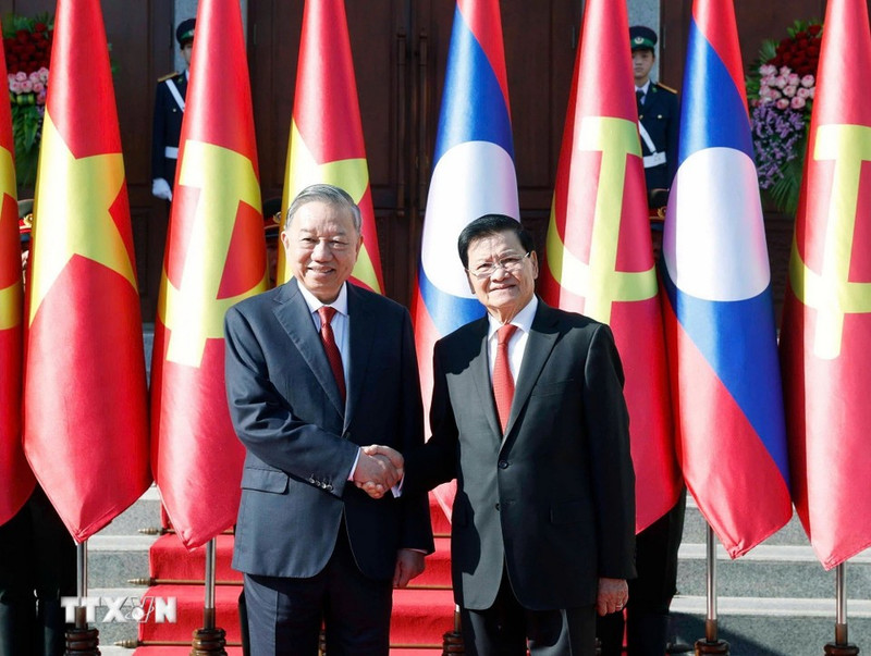 라오인민혁명당(LPRP) 중앙위원회 총서기인 통룬 시술릿 국가주석(오른쪽)이 라오스를 국빈 방문한 베트남 공산당(CPV) 중앙위원회 또럼 서기장과 악수를 교환하고 있다. (사진: VNA)