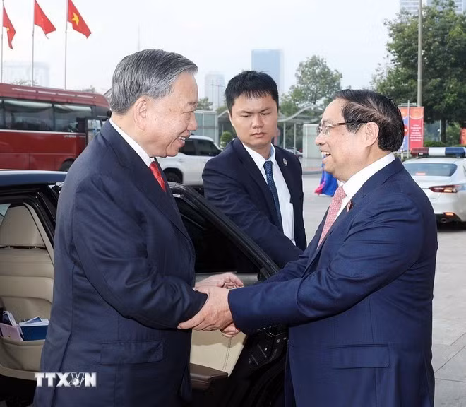 팜민찐 총리가 또람 당 서기장을 제1차 정부 당대회에서 환영하고 있다. (사진: VNA)