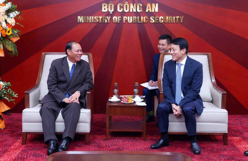 르엉 떰 꽝 공안부 장관(오른쪽)과 라오인민혁명당(LPRP) 중앙위원회 서기국 상임위원이자 정치국 위원인 빌라이 라캄퐁 장군이 25일 회담하고 있다. (사진: VNA)