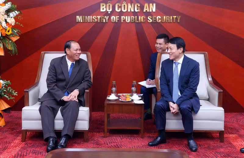 르엉 떰 꽝 공안부 장관(오른쪽)과 라오인민혁명당(LPRP) 중앙위원회 서기국 상임위원이자 정치국 위원인 빌라이 라캄퐁 장군이 25일 회담하고 있다. (사진: VNA)