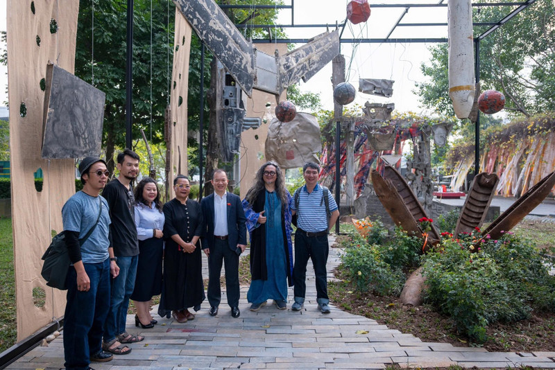 항공기 잔해와 폭탄 파편이 전쟁과 평화의 상징으로 변모한 모습이 하노이 박물관에서 전시되고 있다. (사진: 하노이 박물관)