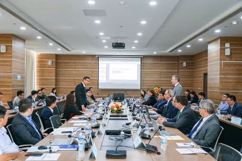 레 쑤언 딘 과학기술부 차관(사진 왼쪽, 기립)이 1일 하노이에서 열린 INIR 임무단과의 업무 회의에서 발언하고 있다. (사진: VNA)