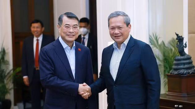 악수 나누는 레 민 흥 총리와 훈 마넷 캄보디아 총리. (사진: TTXVN)