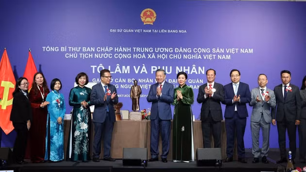 또 럼 서기장 겸 국가주석이 주러시아 베트남 대사관과 교민들에게 선물을 전달하고 있다. (사진: Thống Nhất/TTXVN)