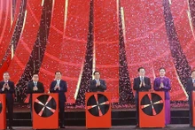 제1회 영광의 봄 박람회 2026 개막식에 참석한 팜민찐 총리와 대표단. (사진: VNA)