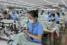 꽝응아이성 화티 의류공장에서 수출용 의류를 생산하는 모습. (사진: 민 코이)