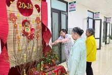 하노이시 보건국 산하 미득 종합병원 복도에 마련된 설맞이 공간.