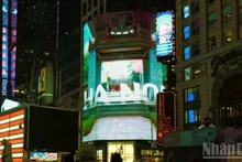 미국 뉴욕 타임스퀘어의 톰슨로이터 스크린에 다시 등장한 베트남 이미지.