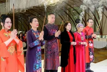 베트남 아오자이 클럽 회원들이 재봉술 시조를 추모하며 분향하고 있다.