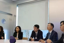 2026년 다보스 세계경제포럼(WEF) 행사에 참석한 레 안 뚜언 차관(가운데) 등 베트남 대표단. (사진: VNA)