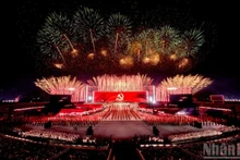 당의 영광스러운 깃발 아래, 온 베트남 국민이 단결하여 제14차 전국당대회 결의안을 성공적으로 이행하기 위해 함께 노력하고 있다. (사진: THANH DAT)