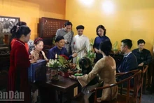 설날 기간 동안 하노이 시민들의 문화 생활을 소개하는 공간에 방문객들이 몰려들고 있다.