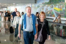 항공 수속 절차를 마치고 탑승을 준비하는 승객들.