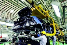 닌투언 방직·염색 유한책임회사에서 최신 기계 시스템을 가동해 방직 및 염색 제품을 생산하고 있다. 이 업체는 카인호아성 뚜언박 면의 주롱산업단지에 위치해 있다. (사진: 응우옌 탄)