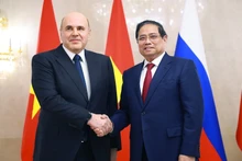 팜 민 찐 베트남 총리(오른쪽)가 23일 모스크바에서 미하일 미슈스틴 러시아 총리와 악수를 나누고 있다. (사진: VNA)