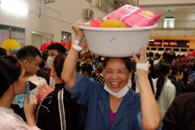 정맥주사 바늘을 착용하고 있어도 '0동(무료) 시장'에서 밝고 행복한 모습을 보이는 환자들.