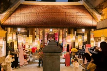 많은 전문 화가들과 어린이들의 참여로 활기를 띠는 ‘전통의 색채’ 미술 전시회장. 