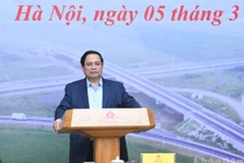 팜 민 찐 총리가 5일 국가 주요 교통 프로젝트를 위한 국가지도위원회 제24차 회의를 주재하고 있다. (사진: Nhandan)