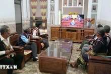 꽝응아이성 이아찜 면 플레이 조 드롭 마을의 원로 등 주민들이 제14차 전국당대회 개회식을 시청하고 있다. (사진: VNA)