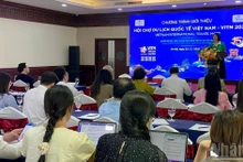 행사에서 발언하는 국가관광청 응우옌 티 호아 마이 부국장. (사진: 치에우 안)