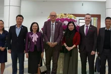 알렉산다르(사샤) 보디로자 박사가 보건부 및 유엔인구기금(UNFPA) 관계자들과 함께 기념사진을 촬영하고 있다. (출처: UNFPA)