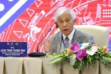 베트남계 프랑스인 과학자이자 꾸이년에 위치한 국제학제간과학교육센터(ICISE)의 설립자이자 회장인 쩐탄번 교수 (사진: VNA)