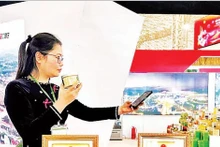 사진 설명: 탁바 호수에서 잡은 생선을 가공해 만든 OCOP 제품이 무역 박람회에서 소개되고 있다. (사진: 민선)