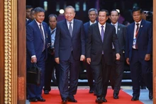 캄보디아 왕국을 국빈 방문한 또럼 베트남 공산당 서기장과 베트남 고위급 대표단들이 만찬장에 들어서고 있다. (사진: 즈엉 지앙/VNA)
