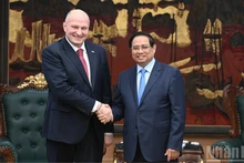팜 민 찐 베트남 총리(오른쪽)와 알렉산드르 쿠렌코프 러시아 비상사태부 장관이 5일 회담에서 만났다. (사진: 인민일보)