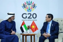 팜 민 찐 베트남 총리(오른쪽)가 22일 칼리드 빈 모하메드 알 나흐얀 아랍에미리트 왕세자와 회담을 갖고 있다. (사진: VNA)