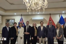 호주 주재 베트남 대사 팜 흥 탐(오른쪽 네 번째)과 호주 하원의 부의장 샤론 클레이던(오른쪽 다섯 번째)이 호주-베트남 우호 국회의원 그룹 핵심 회원들과 함께 기념촬영을 하고 있다. (사진: VNA)