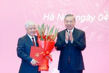 또 럼 당 서기장(오른쪽)이 도 반 찌엔에게 임명장을 전달하고 있다. (사진: VNA)