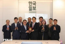 베트남기자협회와 한국일보 대표단이 단체 사진을 촬영하고 있다. (사진: VNA)