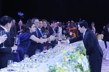 르엉 끄엉 국가주석이 25일 하노이에서 열린 하노이 협약 서명식 만찬에서 참석 대표단장들을 환영하고 있다. (사진: VNA)