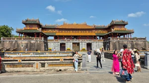 후에 유적지 복합단지를 둘러보는 관광객들. (사진: Minh Quang)