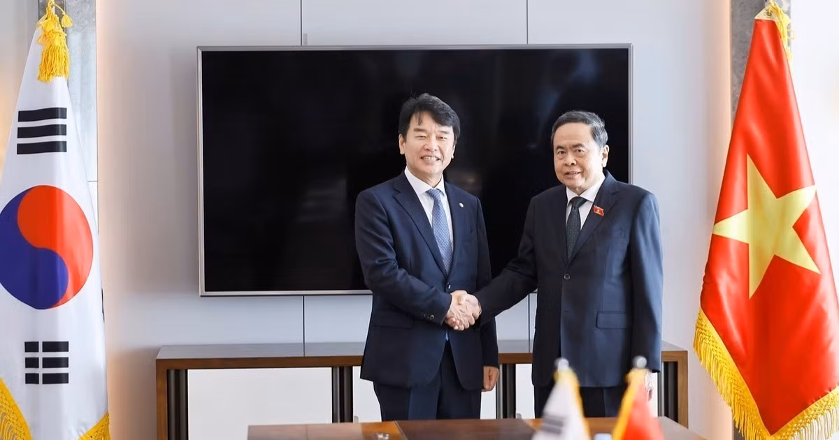 쩐 타인 먼 국회의장이 문진석 한베의원친선협회 회장을 접견하고 있다. (사진: Doãn Tấn – TTXVN)