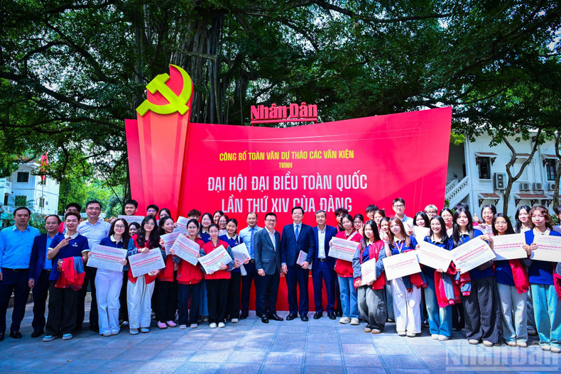 당 및 정부 지도자들이 전시 공간을 찾아 젊은 독자들과 기념사진을 촬영하고 있다.