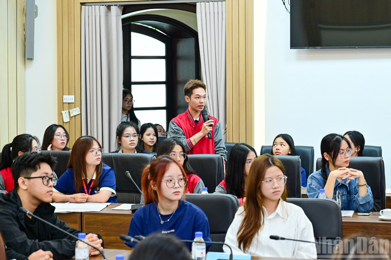 청년 대표들이 연사들과 의견을 교환하고 견해를 나누고 있다.