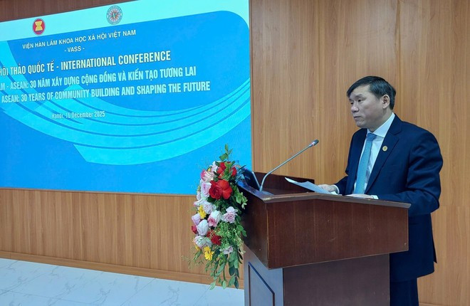 베트남 사회과학원 레 반 로이(Le Van Loi) 원장이 행사에서 연설하고 있다. (사진: VNA)