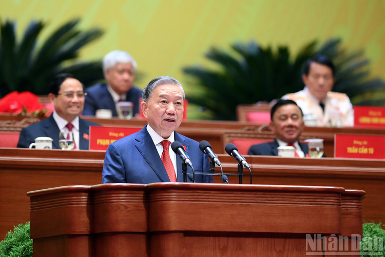 베트남 공산당 제14차 전국대표대회에 제출된 문서에 대한 보고를 하는 또 럼 당 서기장.