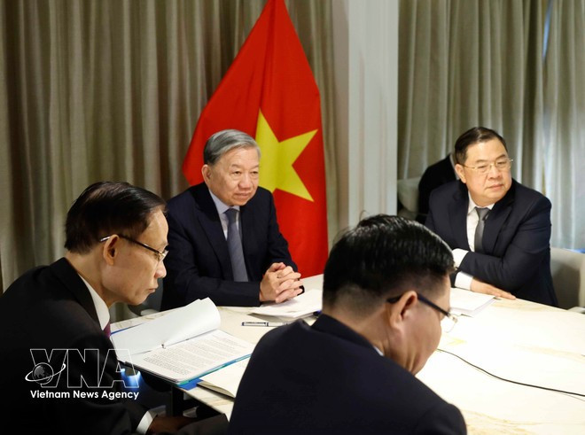 또 럼 베트남 공산당 서기장과 빌 해거티(Bill Hagerty) 미국 상원의원의 전화 통화 모습. (사진: VNA)