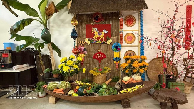 파리 교외에 위치한 끄엉비엣(Khuong Viet) 사원의 뗏(Tet, 설) 장식 한 켠 (사진: VNA)