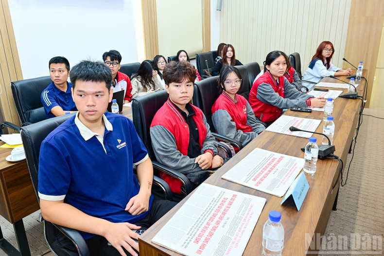 젊은 참가자들이 연사들의 발표를 경청하고 있다.