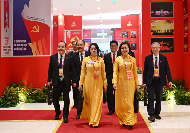 대표들이 대회 4일차 회의에 참석하기 위해 입장하고 있다.