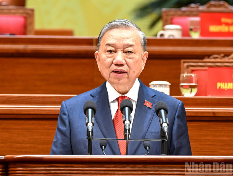 베트남 공산당 제14기 중앙위원회 또럼 서기장이 제14차 전국당대회 폐회사를 하고 있다.