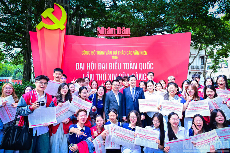 당 및 정부 지도자들이 전시 공간을 찾아 젊은 독자들과 기념사진을 촬영하고 있다.